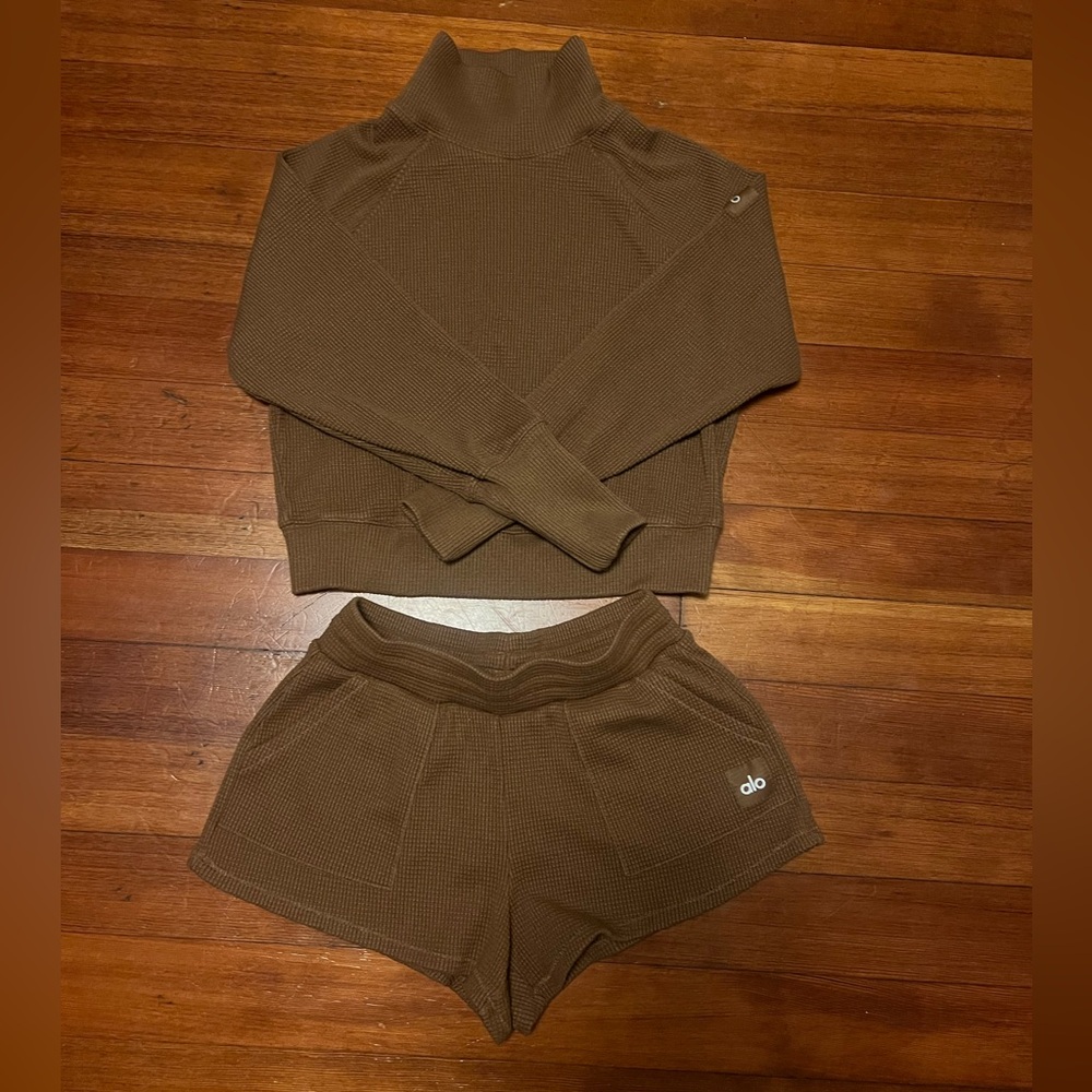 Alo Weekend Escape Set - Picture 2 of 4